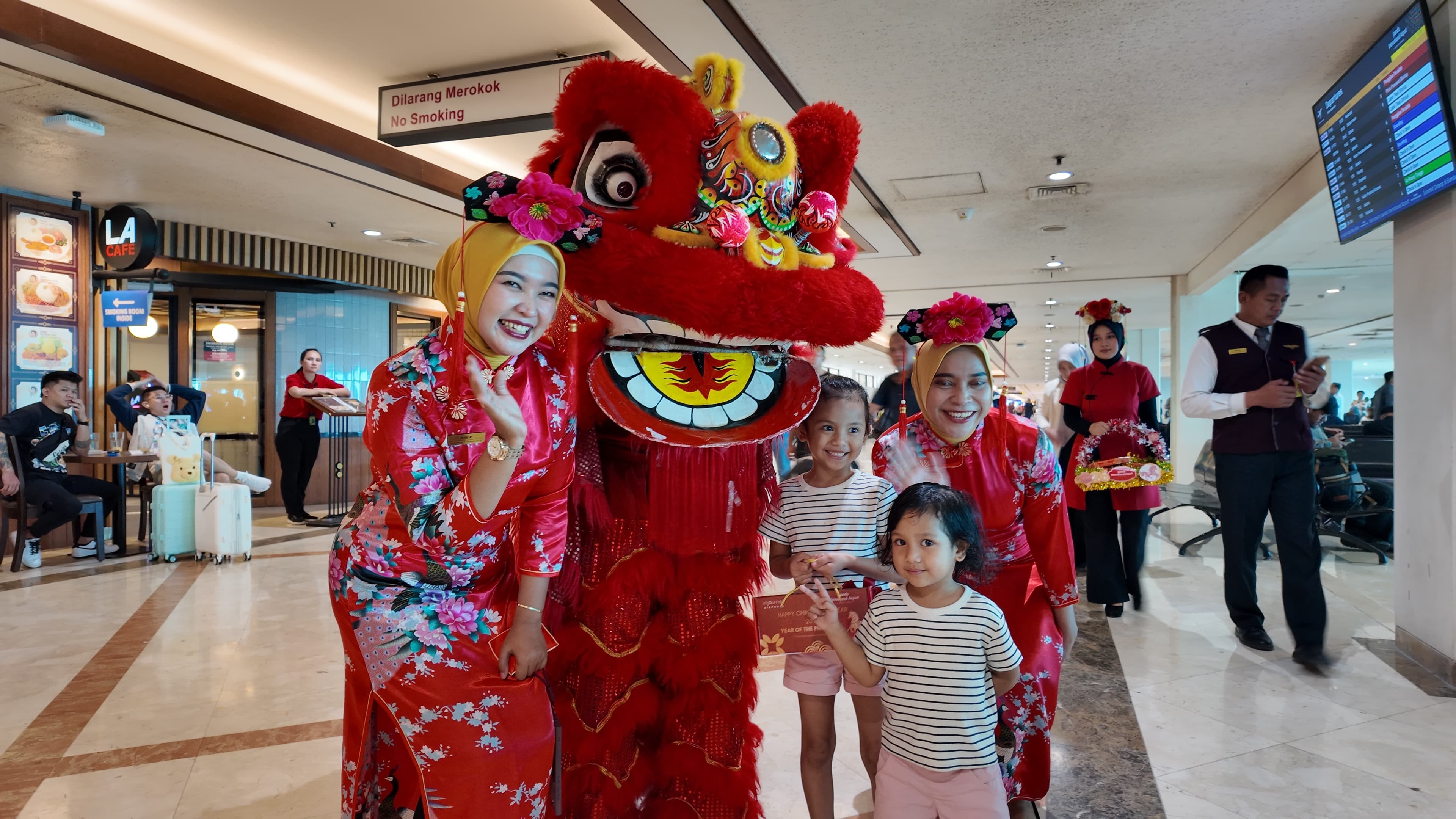 Barongsai dan Naga Liong Semarakkan Imlek di Bandara Juanda, Penumpang Disambut Atraksi Budaya