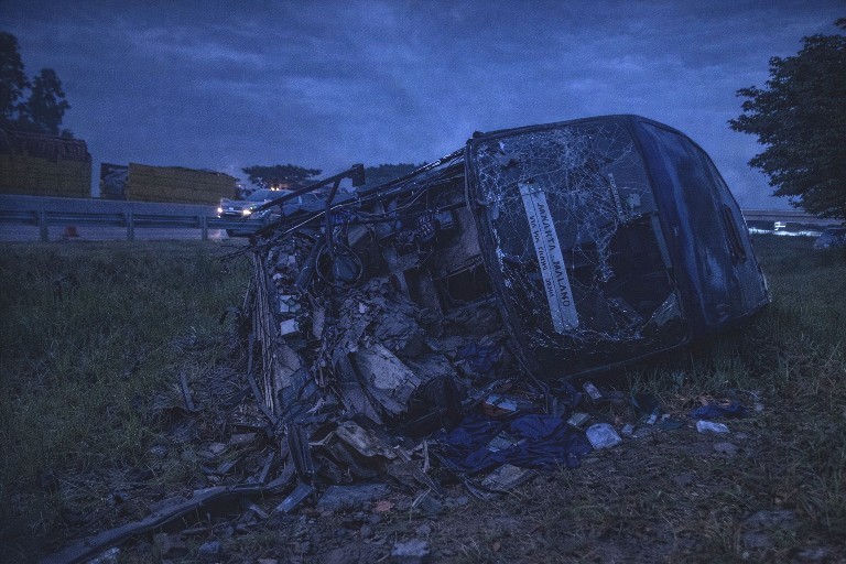 Bus Indorent Jakarta–Malang Terguling di Tol Ngawi, Pramugari Tewas dan 32 Penumpang Luka