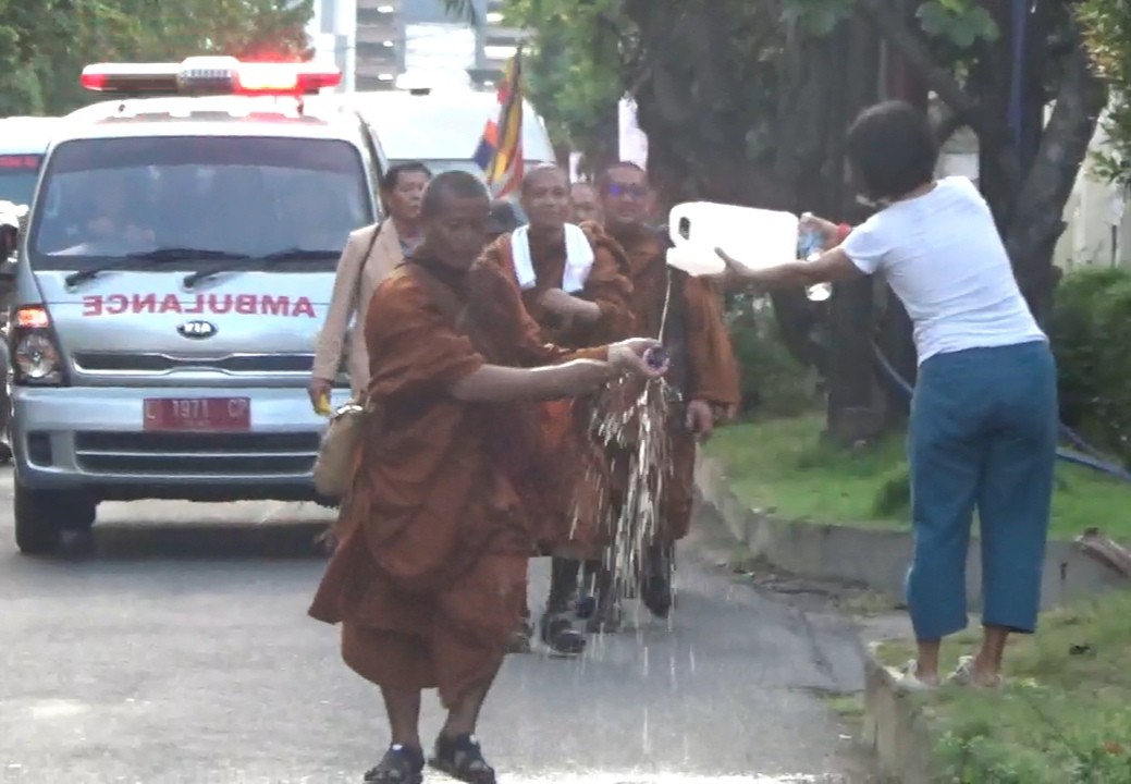 Ribuan Warga Surabaya Sambut Biksu Thudong, Semangat Toleransi Walk for Peace 2026