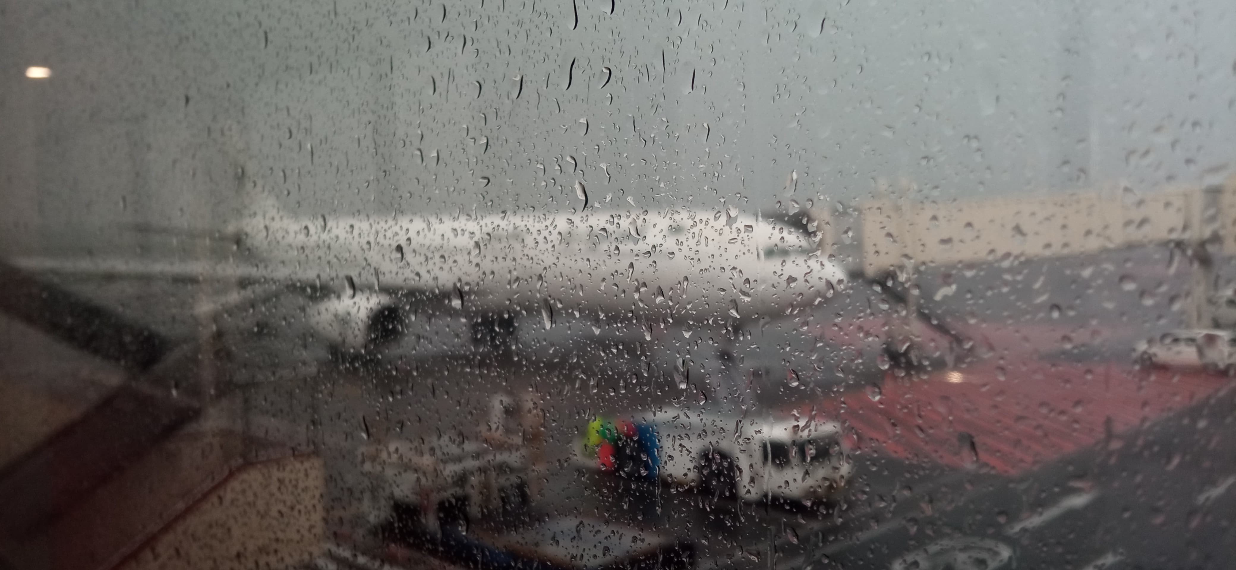 Hujan dan Angin Kencang, Belasan Penerbangan Gagal Mendarat di Bandara Juanda