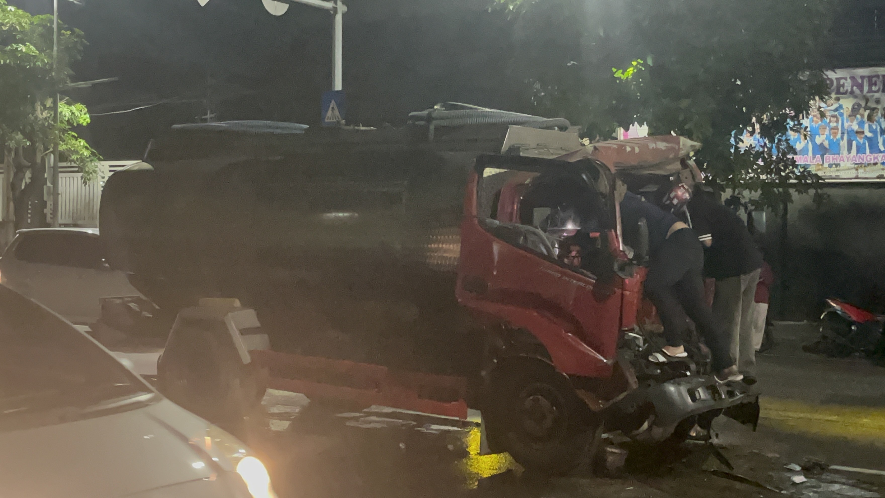 Truk Tangki Tabrak Truk Pasir di Frontage Surabaya, Sopir Sempat Terjepit dan Terluka