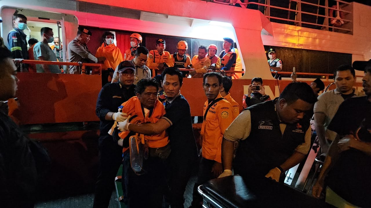 231 Penumpang Selamat, 5 Meninggal, 35 Masih Dalam Pencarian Tragedi KM Mutiara Santoso 2 diperairan