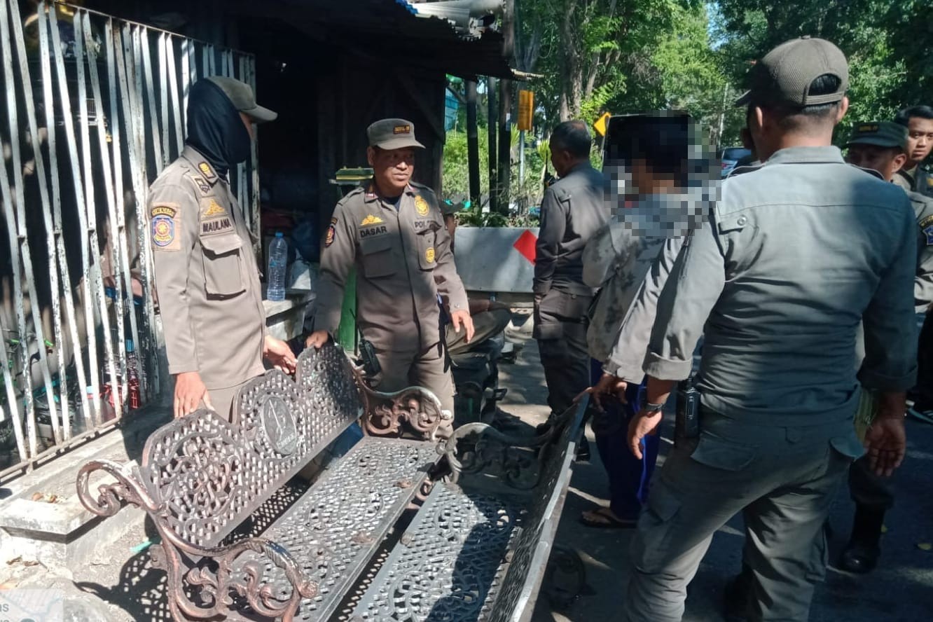 Diduga Di curi Kursi Taman Pemkot Surabaya, Pelaku Gunakan Ambulans Pribadi untuk Kelabui Petugas