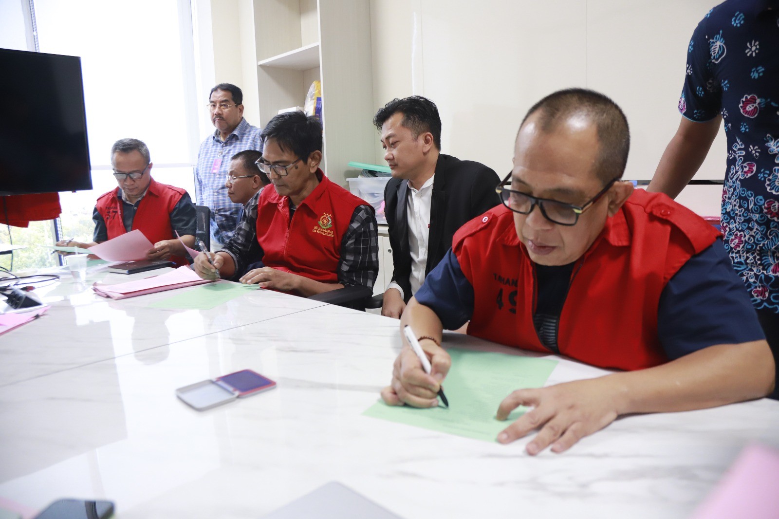 Tiga Pejabat Dinas ESDM Jatim Resmi Dilimpahkan ke Kejari Surabaya, Dugaan Pungli Segera Disidangkan
