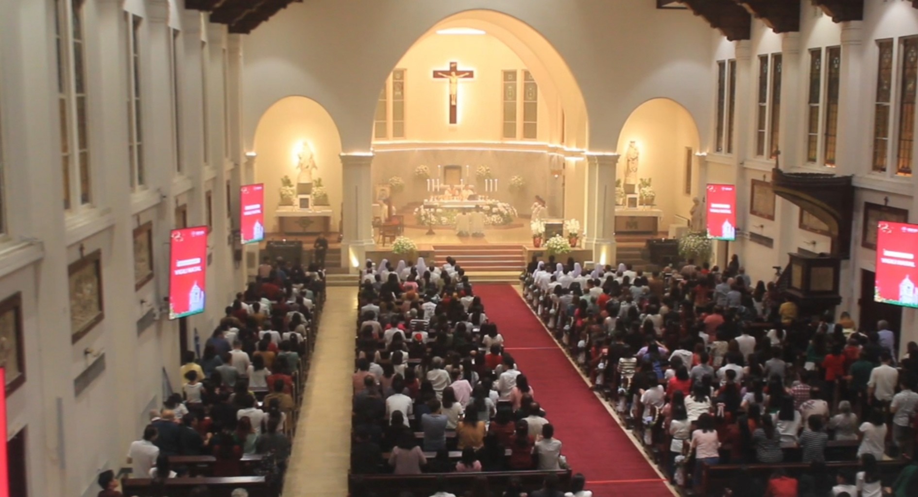 Ribuan Umat Katolik Khidmat Melaksanakan Misa Vigili Natal di Gereja Katedral Surabaya