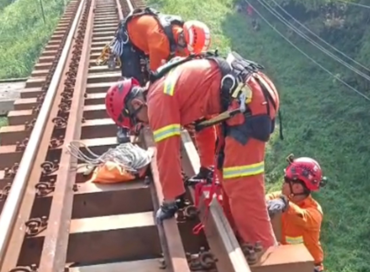 Evakuasi Dramatis di Jembatan Rel Pasuruan, Pria 26 Tahun Tewas Tertabrak Kereta Api