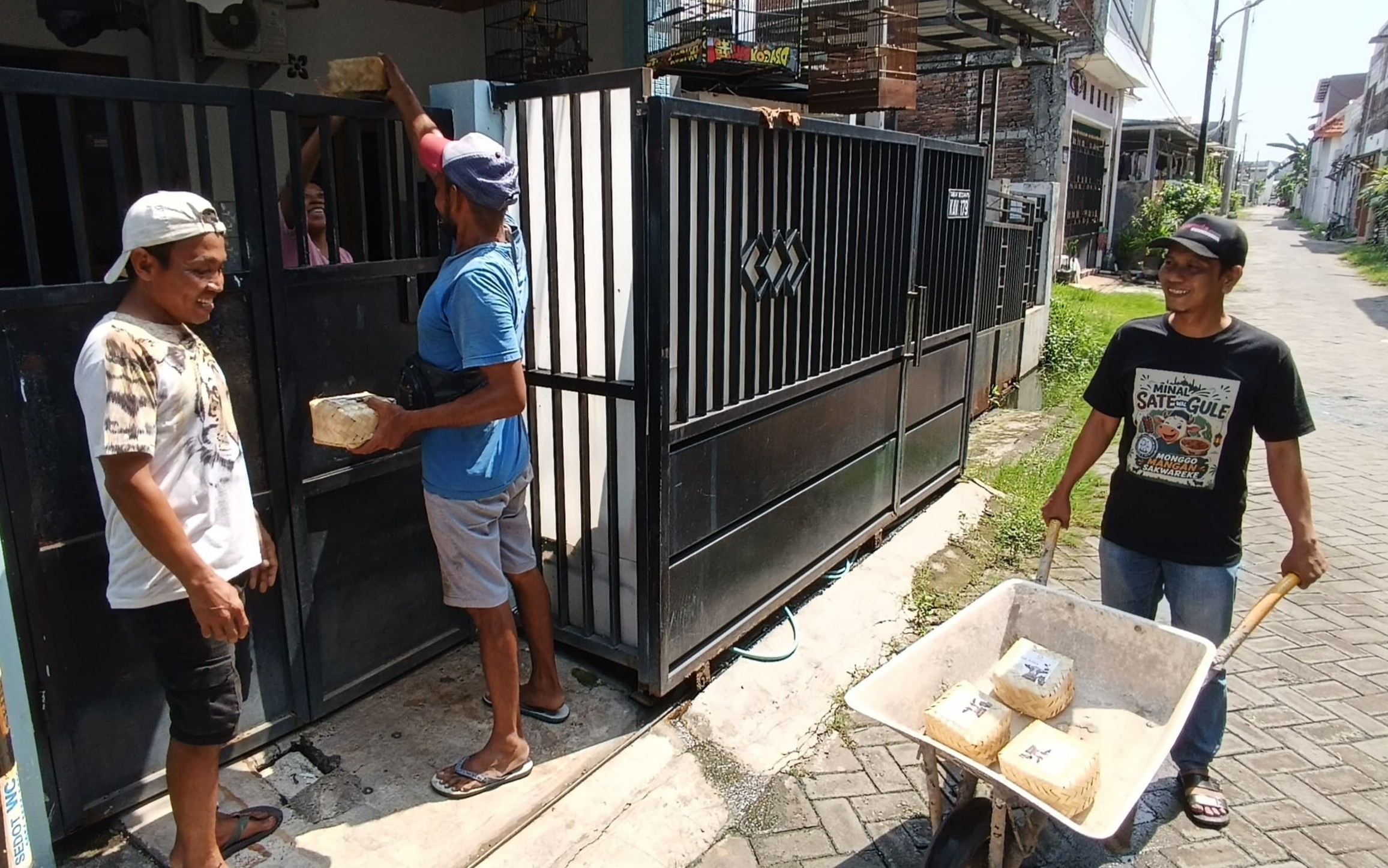 KOMPAK Surabaya Sembelih 3 Sapi dan 2 Kambing, Daging Kurban Dibagikan Pakai Besek Ramah Lingkungan