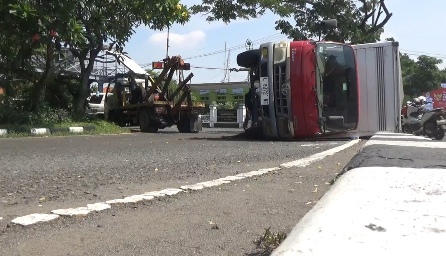 Truk Boks Bermuatan Minyak Goreng dan Popok Bayi Terguling di Ahmad Yani Surabaya, Sopir Terluka