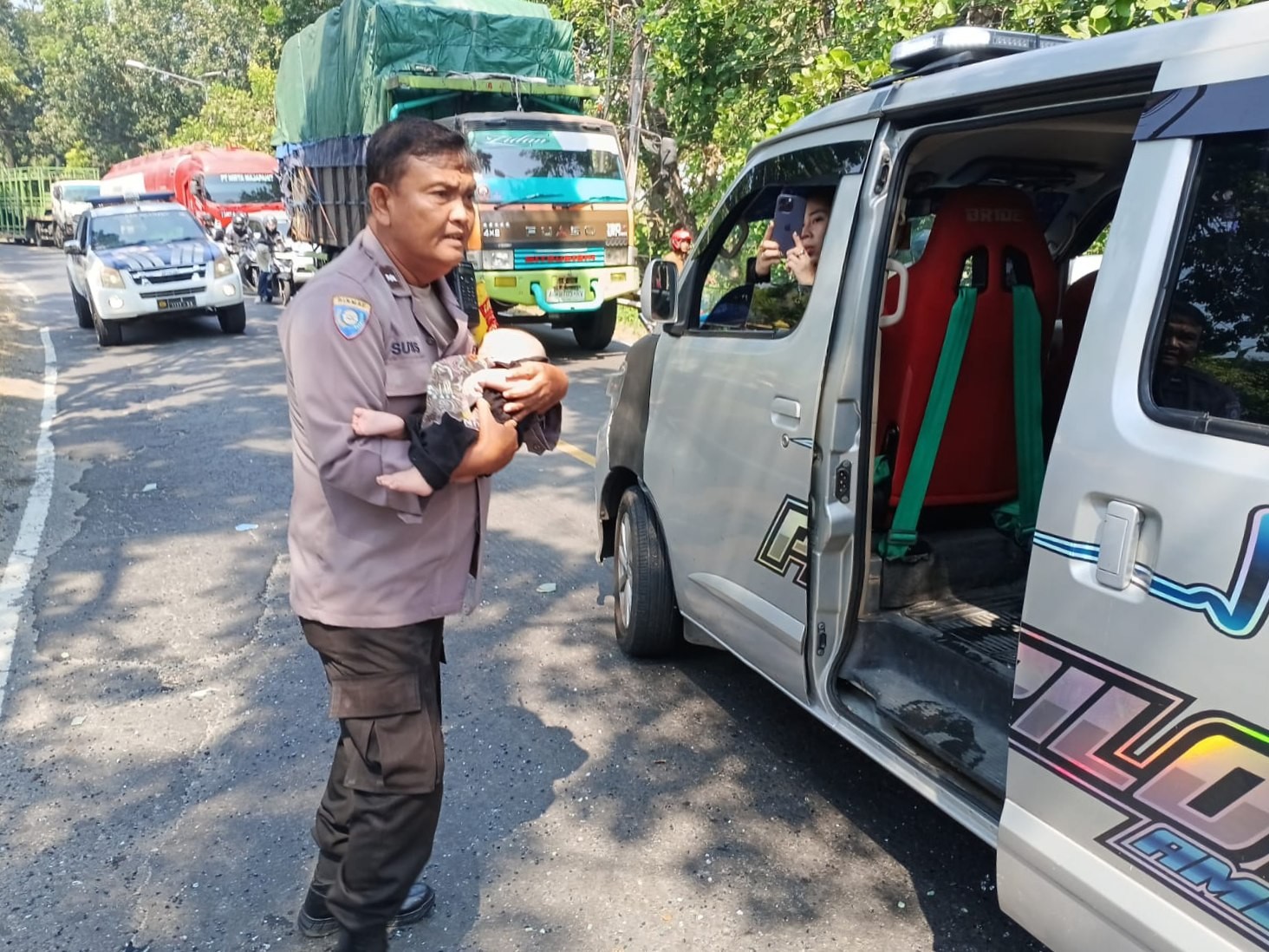 Bhabinkamtibmas Polsek Bagor Selamatkan Balita Korban Kecelakaan Bus Sugeng Rahayu di Nganjuk,