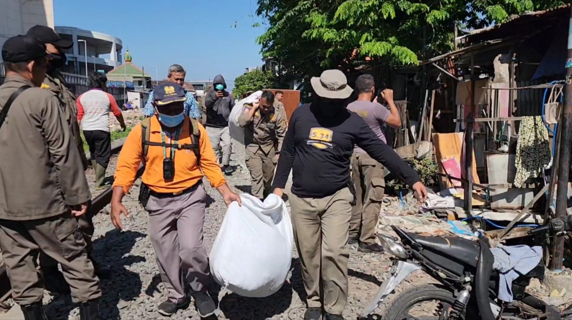 Pemkot Surabaya Tertibkan Bangunan Liar di Wonokromo, Lahan Aset Akan Dijadikan TPS Baru