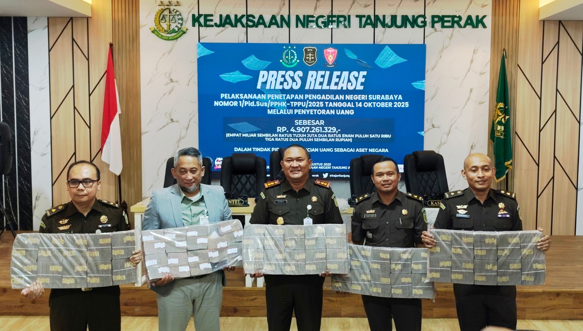 Kejari Tanjung Perak menyetor Rp4,9 miliar aset TPPU dari judi online ke negara. Satu DPO