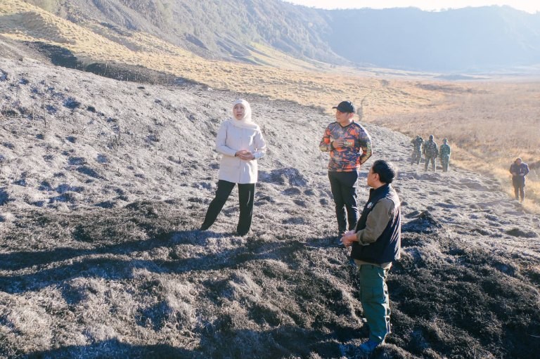 Khofifah Pastikan Operasi Darat, Water Bombing dan Drone Padamkan Karhutla Bromo