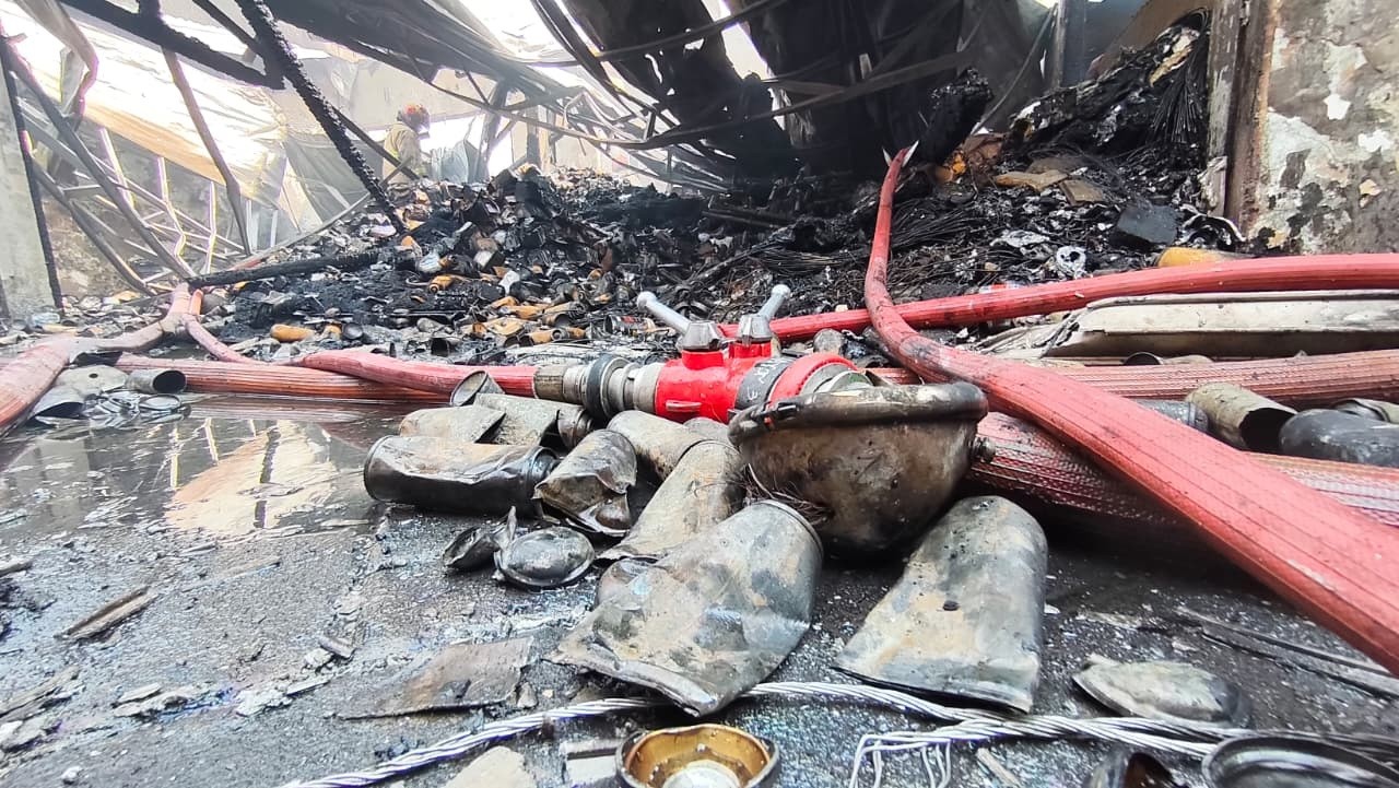 Gudang Penyimpanan Aki dan Suku Cadang Motor di Kawasan Padat Penduduk Surabaya Terbakar